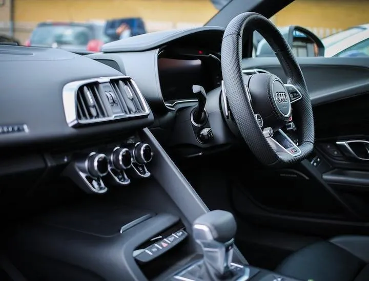 Jak skutecznie obliczyć składki ubezpieczenia samochodu w UK?