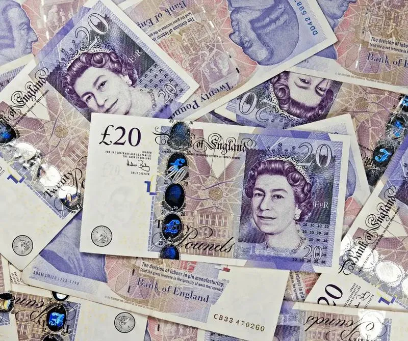 Odkryj, jak wyglądają angielskie pieniądze i ich historia