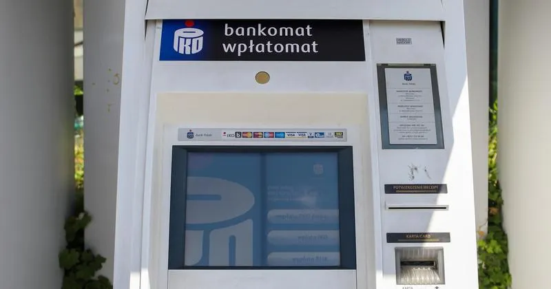 Wpłata gotówki w bankomacie